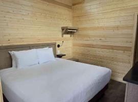 057B Grand Canyon South Rim Chalet with King Bed, hotel em Valle