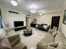 Big flat 3 bedrooms, in floor 15 full service，沙迦的住宿