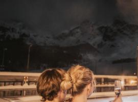 Palace Luxury Wellness Apartment and Boutique Hotel Ski-in-out, glamping em Saas-Fee