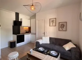 Le Scandinave - refurbished - tram stop