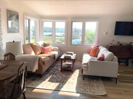 Ocean views, waterfront cottage on Rainbow Haven, hotel in Eastern Passage