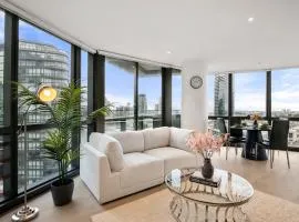 Docklands Waterfront Luxury Views with Pool and Gym