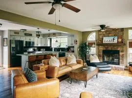 Cozy Ski retreat, Pool, Hot Tub, Pond, BBQ & Fire Pit, Dog Friendly! Near Windham