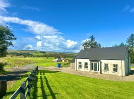 4 Bedroom Forest View House & Hot Tub sleeps, nh&agrave; nghỉ trang trại ở Ballynameen