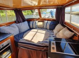Unieke overnachting op een boot in Giethoorn, boat in Giethoorn