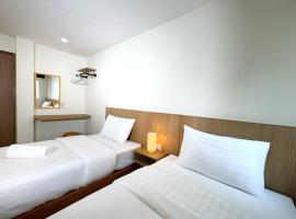 Fishtail Hostel Phuket, hostel ở Bãi biển Karon