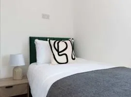 NEW Contractor 5-Bed 3-Bath Central Redcar