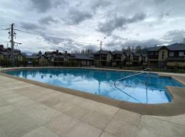 Amplia casa 3D3B en Puc&oacute;n con piscina y quinchos，普孔的小屋