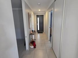 Modern Bassendean Abode, hotel familiar en Perth