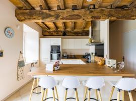 Magnifique maison familiale de 6 chambres, Hotel in Saint-Clet