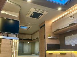 5 Sterne Wohnwagen - reservierter Stellplatz - direkt am Messegelände-Duschräumlichkeiten- CARAVAN at Fair Ground - Kitchen - Heating - WorkPlace- Campsite extra on cost -payable at fair ground approx 39 - 49 EUR-Stellplatz bezahlbar direkt bei GfVMesse, κάμπινγκ πολυτελείας στο Ανόβερο