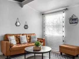 MODERN - Mins to Beach - Walk to Downtown - Free parking