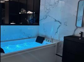 Love Room Paradise, hotel v destinaci Saint-Genest-Lerpt