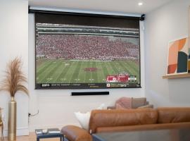 Luxury Downtown Townhome - 120 Theater & Patio, hotel en Bentonville