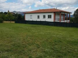 Habitacion en alojamiento turistico compartido con la amfitriona, estancias compartidas baño, terraza, cocina, lodge ở Vilanova de Sau