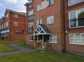 Comfortable and Peaceful 2 Bedroom Flat with Shared Bathroom and Kitchen Close to Manchester Airport, δωμάτιο σε οικογενειακή κατοικία στο Μάντσεστερ