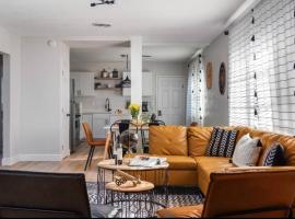 Luxury Home & Mins to Beach and Walk to Downtown, hotel i Tarpon Springs