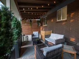 Spacious Retreat Patio, Games, and Quick to DEN