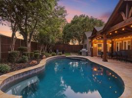 5BD 2BA w Backyard Oasis Pool Jacuzzi Firepit, отель в городе Corinth