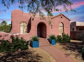 Historic 3BD 2BA Tucson Bungalow, Steps to UofA, Low Summer Rates!، فندق في توسان