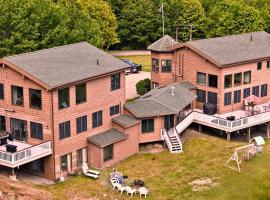 Robbinston में, होटल Bear Mountain Lodge. 560 Acre Wooded Estate.