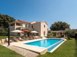 Villa MaK a family Oasis with heated Pool & Nature Views, hotel di Sveti Lovreč Pazenatički