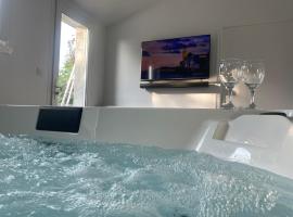 Private Spa and Garden 10 min from Mont St-Michel, ξενοδοχείο με υδρομασάζ σε Pontorson