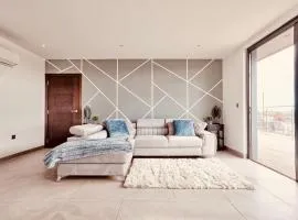 2 Bed 2 Bath Penthouse in Chelmsford City Centre with Free Parking ideal for long stays and Contractors - sleeps 6