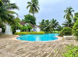 Luxury Pool Side Studio With Private Balcony