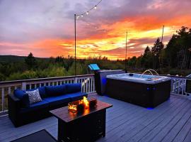 Bear Mountain Lodge. 560 Acre Wooded Estate., caba&ntilde;a o casa de campo en Robbinston