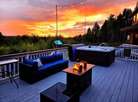 Bear Mountain Lodge. 560 Acre Wooded Estate., готель у місті Robbinston