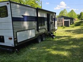 Monday creek camper, chal&eacute; em New Straitsville