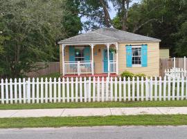 Beachy pet & family friendly cottage close to NAS no pet fee，位于彭萨科拉的酒店