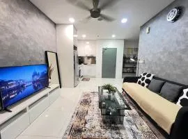 Mercu summer suites klcc luxury couple 1BR apartment with balcony, pool view free Netflix