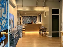 Friends Hostel - Phuket Airport, hotel i Naiyang Beach