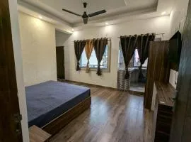 MOONSHIVA STAY and CAFE