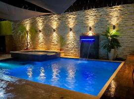 Moderna Casa con piscina , jacuzzi y generador electrico, hotel com estacionamento em Puerto Barrios