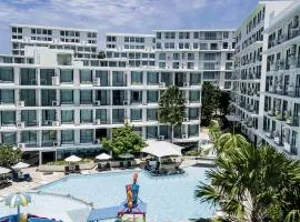 Bright 41 m² Condo Pools Beach Shuttle S6502