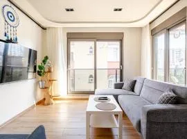 5 Min to the Sea, Luxury 1BR, Pool & Air Conditioning & Fast WiFi