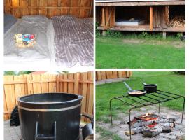 Shelterliv med luksus, n&aelig;rv&aelig;r og vildmarksbad，Flemming的有熱水按摩池的飯店