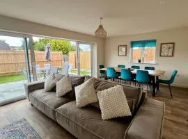 Spacious 4BR Home New Forest-Parking & Pet Friendly