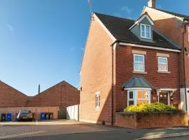 Comfortable 4 Bed Modern Townhouse with Parking