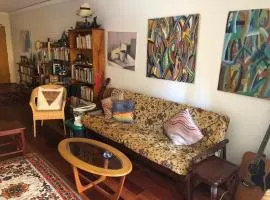 Sunny 2 bedroom quiet flat close to city and parks