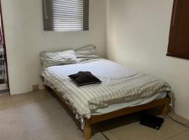 Iris Guest Room, hotel en Sarepta