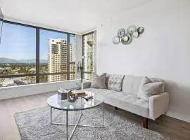 Arcola Retreat, Modern Condo with Balcony, Workspace and Views