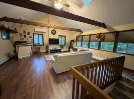 WOW!! Ultimate Pocono Retreat, Hot Tub, Game Room, Deck, Lakes, Skiing, Pools