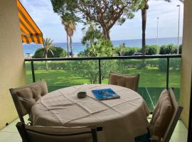 Cannes Terrace Beach Front & Sea view, alojamiento con onsen en Cannes