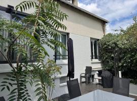 Maison Mont Val&eacute;rien Spacious Family and Business Stay with AC and Parking, near Paris La D&eacute;fense، فيلا في نانتير