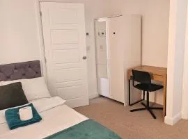 Double Bedroom in Dartford central- Private Toilet & Bathroom