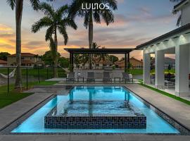 Lake Home Fishing Game 360 Infinity Heat Pool L46, hotel in Kendale Lakes